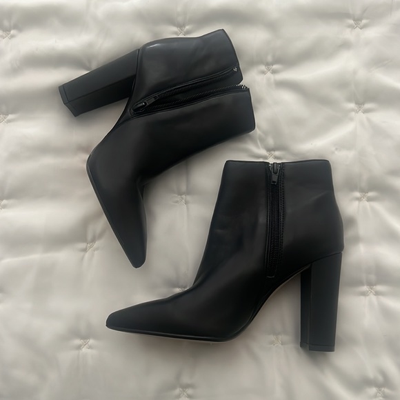 Saks fifth avenue black boots - Picture 1 of 5